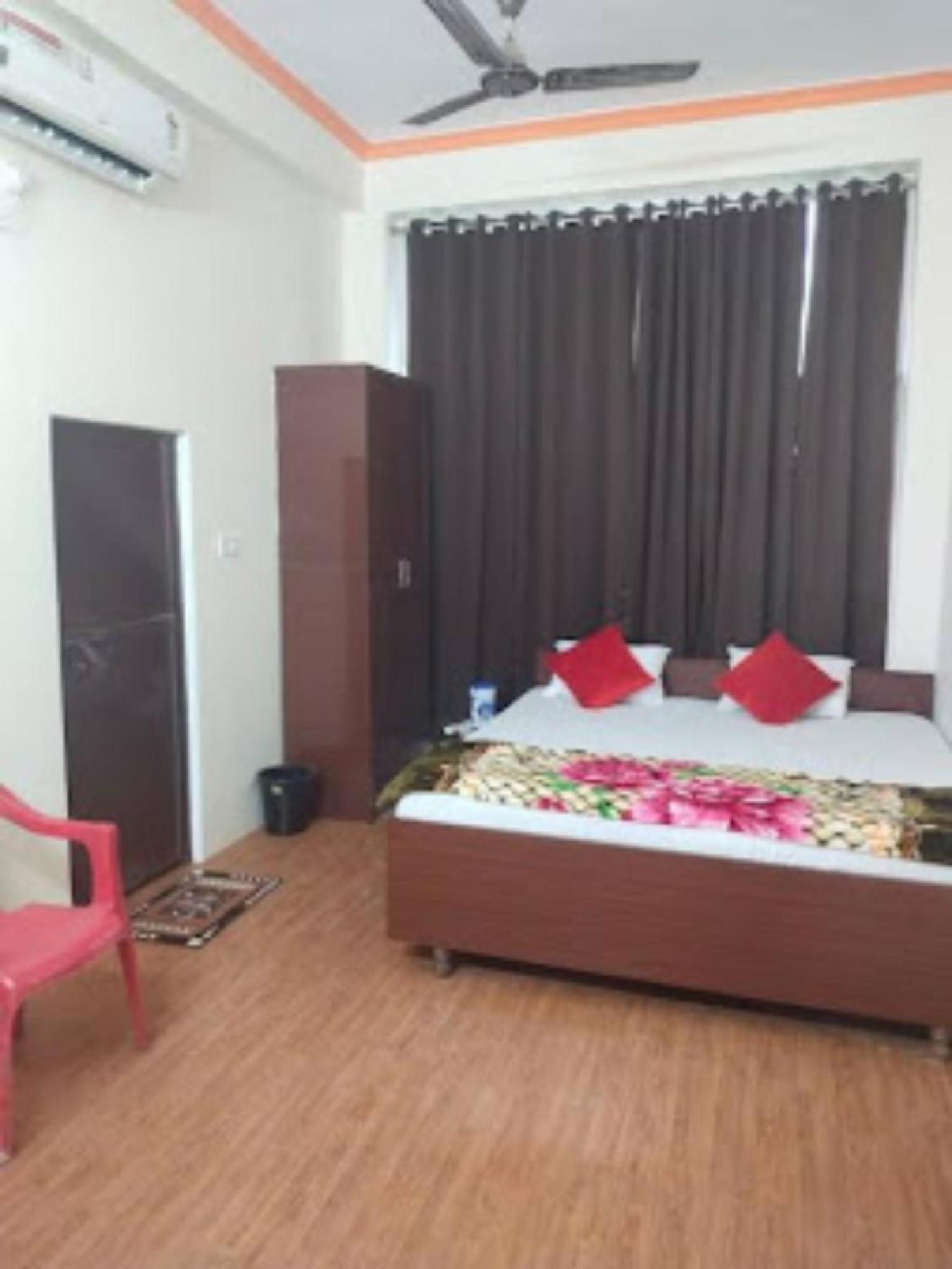 Goroomgo Varanasi Paradise Varanasi - Parking & Restaurant Available - Perfect Location And Comfortable Room ภายนอก รูปภาพ