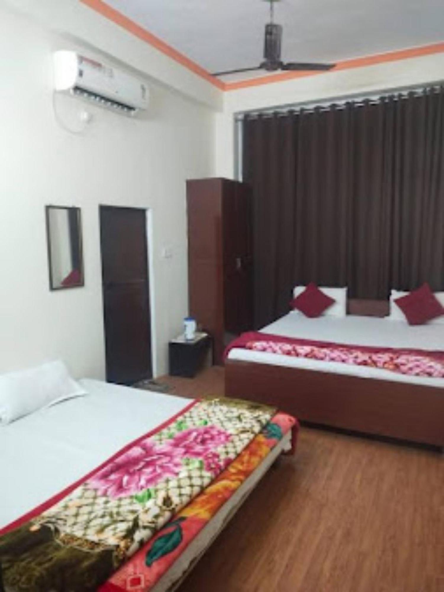 Goroomgo Varanasi Paradise Varanasi - Parking & Restaurant Available - Perfect Location And Comfortable Room ภายนอก รูปภาพ