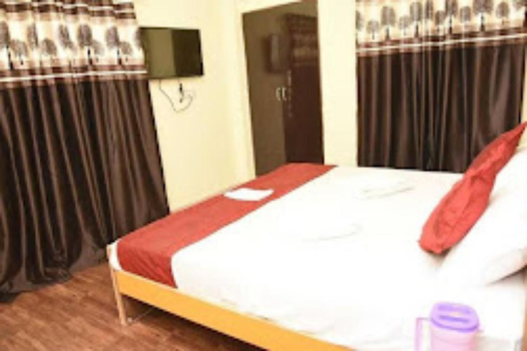 Goroomgo Varanasi Paradise Varanasi - Parking & Restaurant Available - Perfect Location And Comfortable Room ภายนอก รูปภาพ