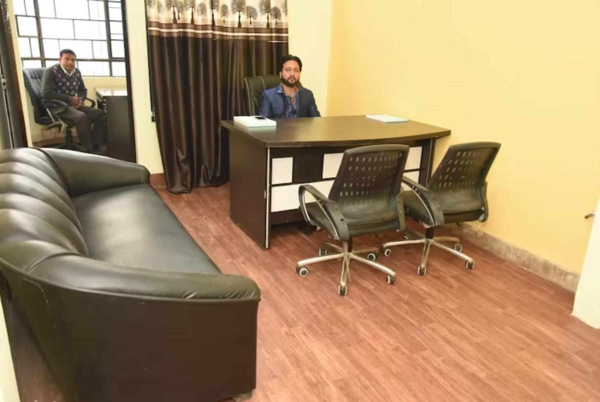 Goroomgo Varanasi Paradise Varanasi - Parking & Restaurant Available - Perfect Location And Comfortable Room ภายนอก รูปภาพ