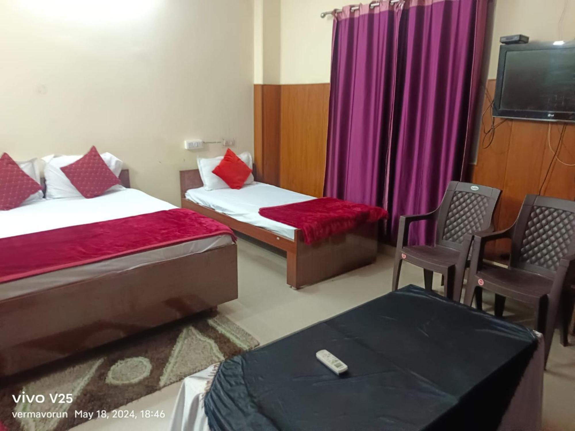 Goroomgo Varanasi Paradise Varanasi - Parking & Restaurant Available - Perfect Location And Comfortable Room ภายนอก รูปภาพ