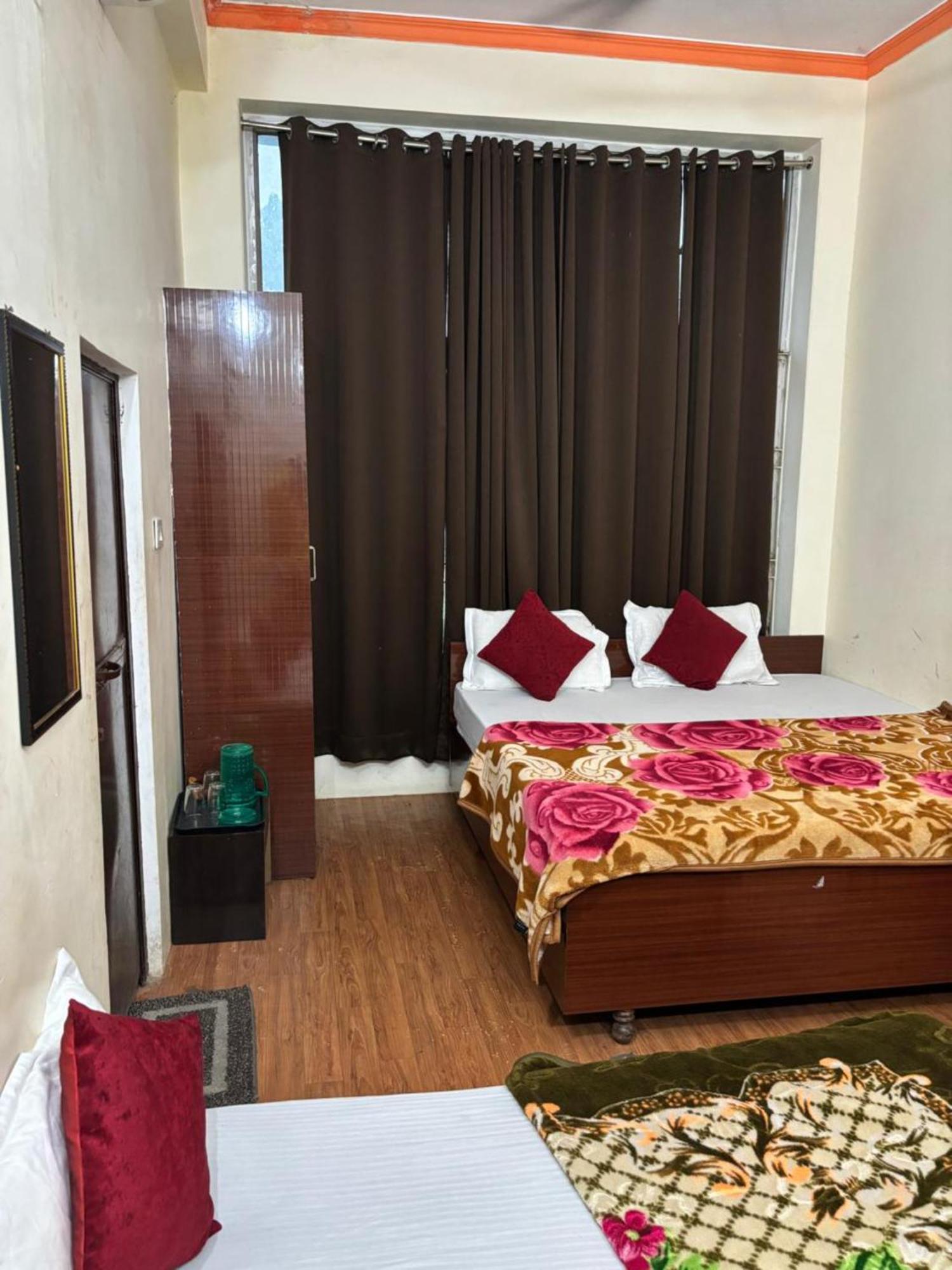 Goroomgo Varanasi Paradise Varanasi - Parking & Restaurant Available - Perfect Location And Comfortable Room ภายนอก รูปภาพ
