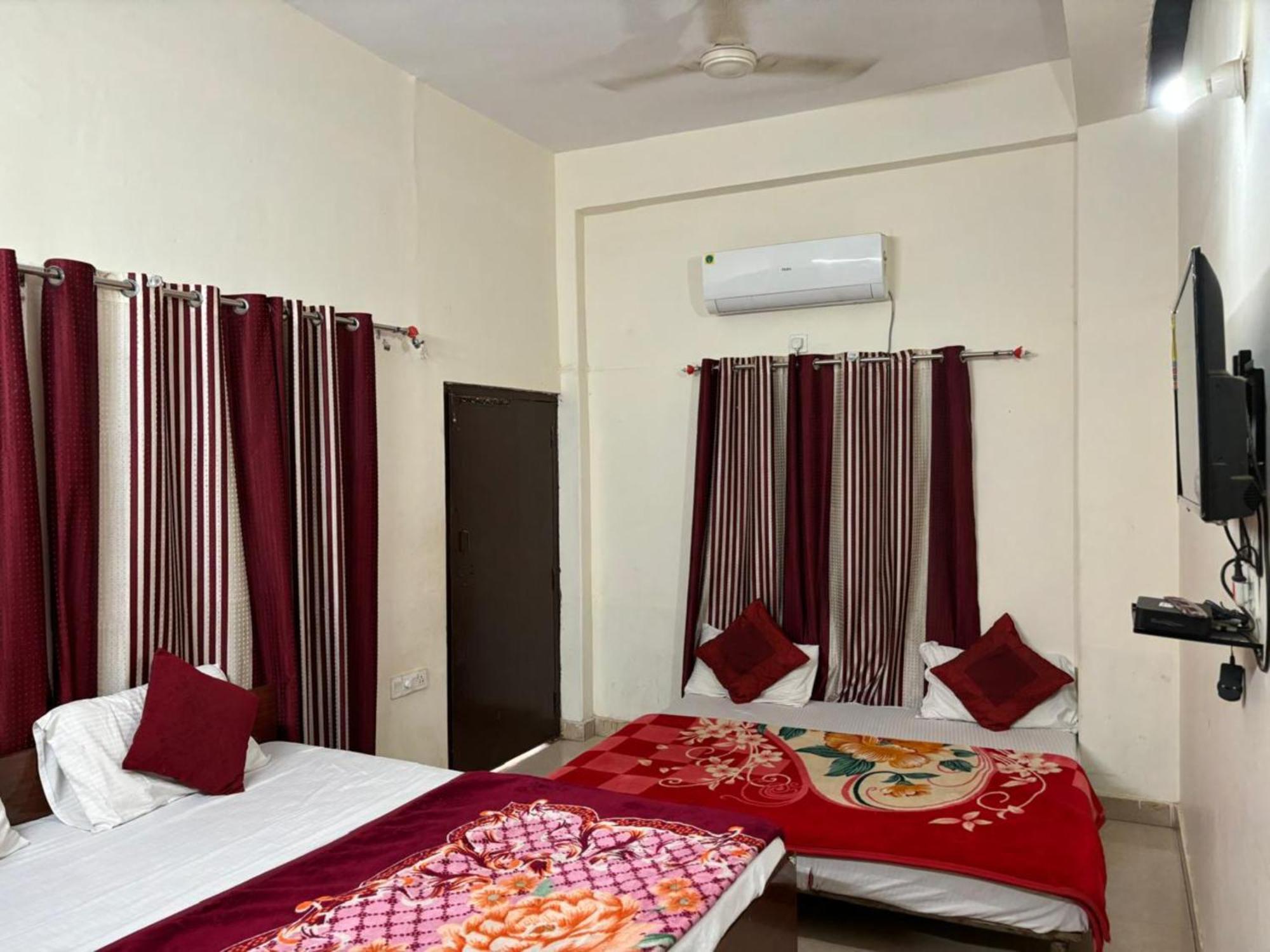 Goroomgo Varanasi Paradise Varanasi - Parking & Restaurant Available - Perfect Location And Comfortable Room ภายนอก รูปภาพ