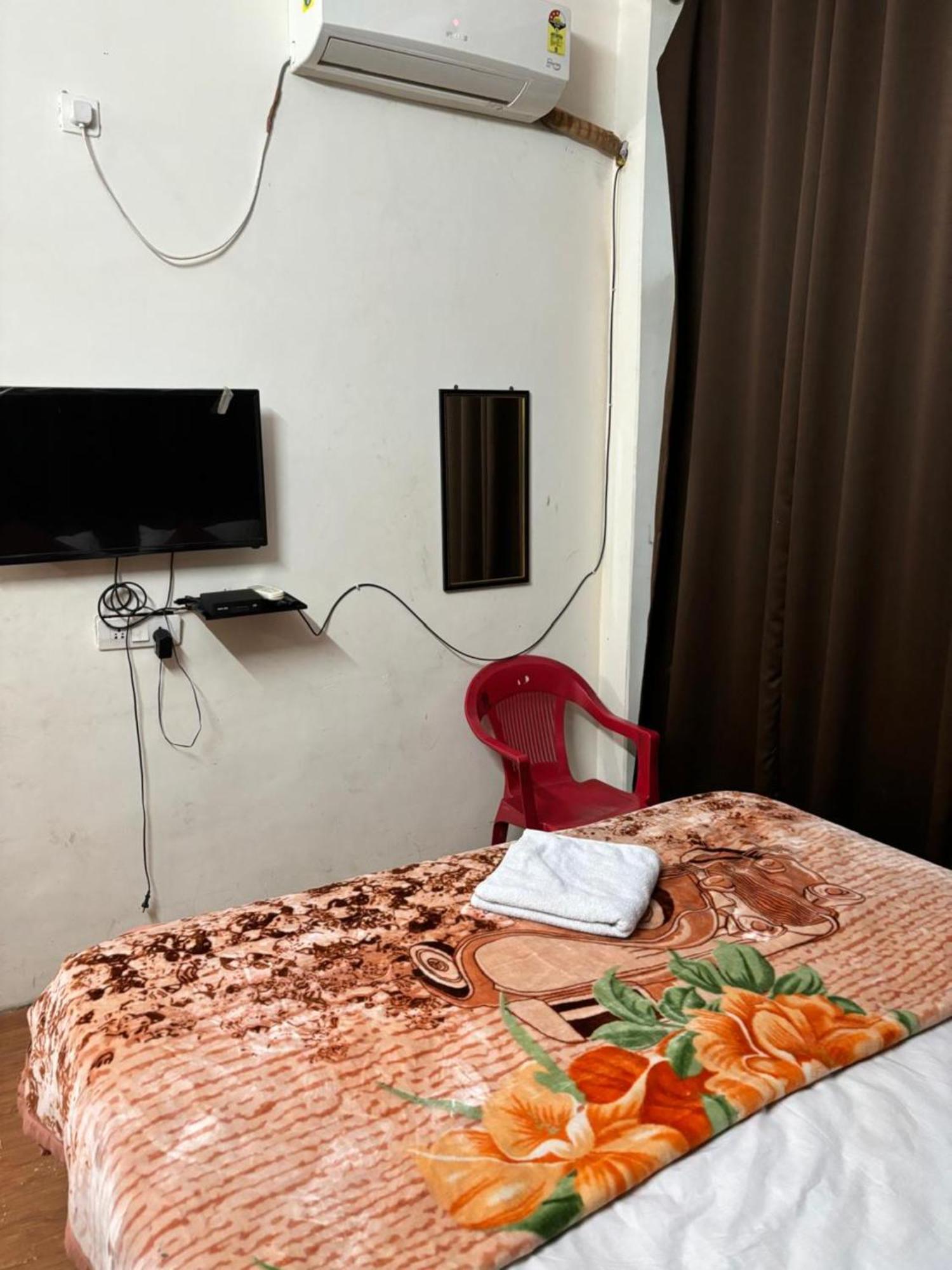 Goroomgo Varanasi Paradise Varanasi - Parking & Restaurant Available - Perfect Location And Comfortable Room ภายนอก รูปภาพ