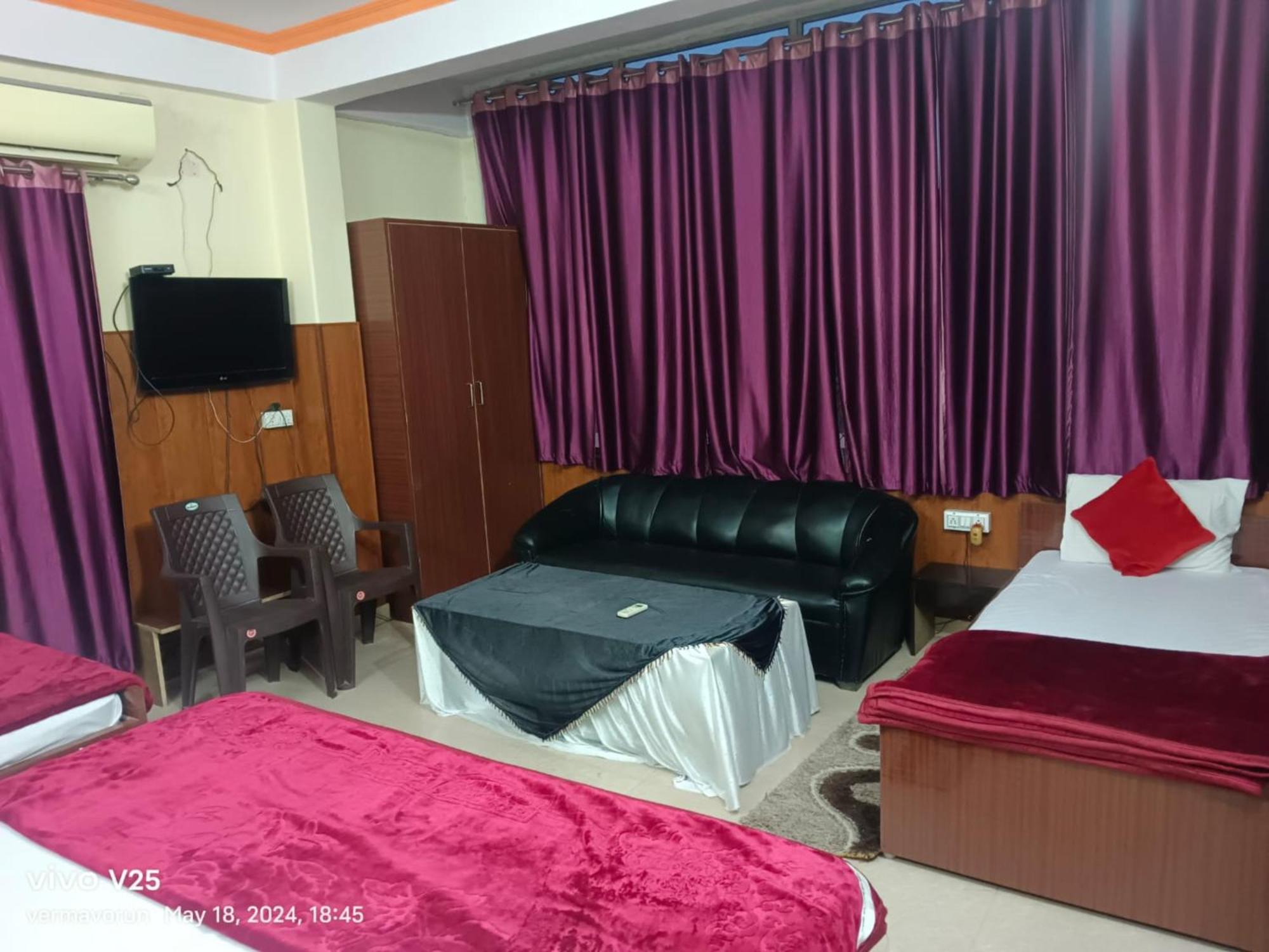 Goroomgo Varanasi Paradise Varanasi - Parking & Restaurant Available - Perfect Location And Comfortable Room ภายนอก รูปภาพ