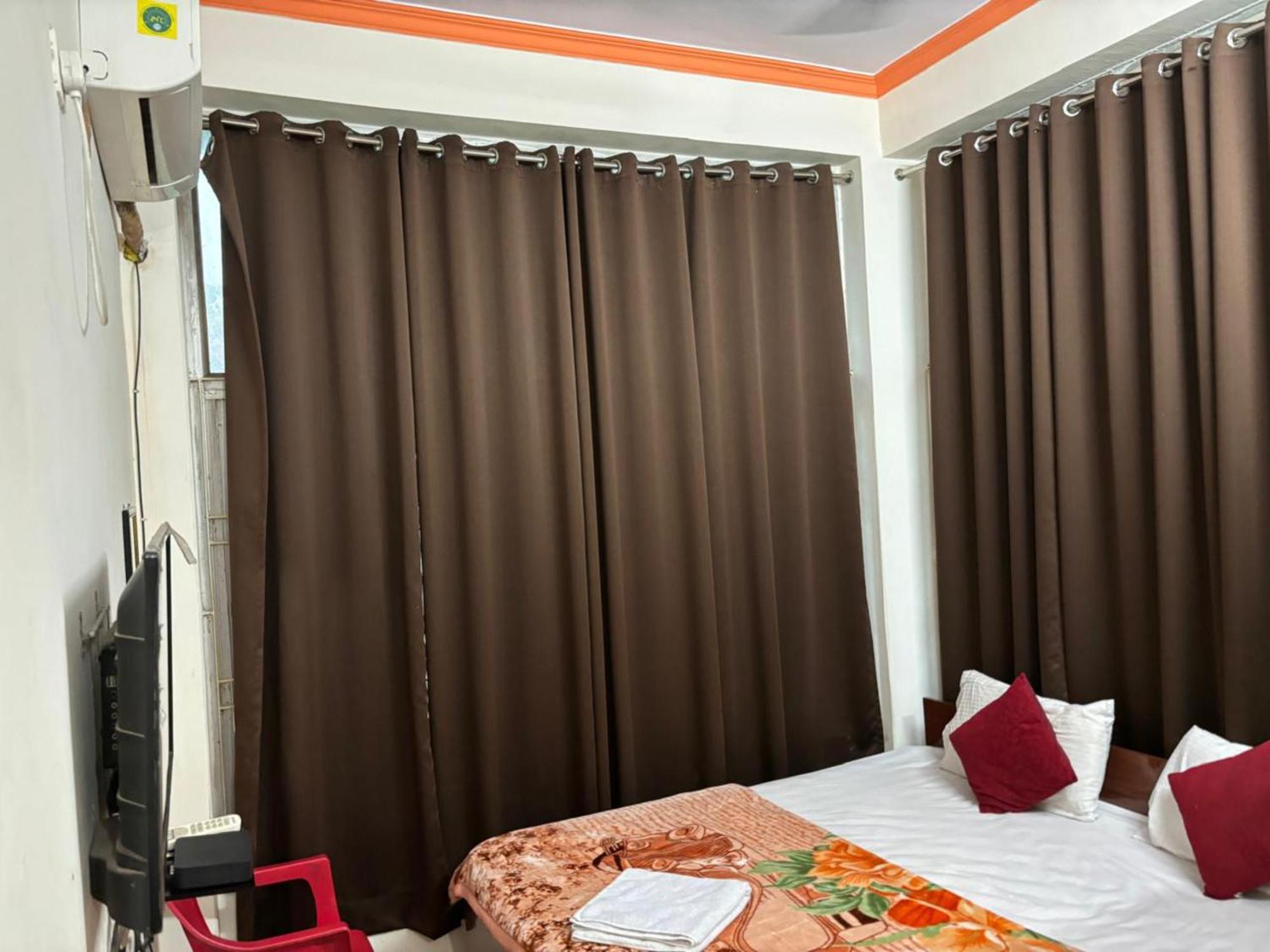 Goroomgo Varanasi Paradise Varanasi - Parking & Restaurant Available - Perfect Location And Comfortable Room ภายนอก รูปภาพ