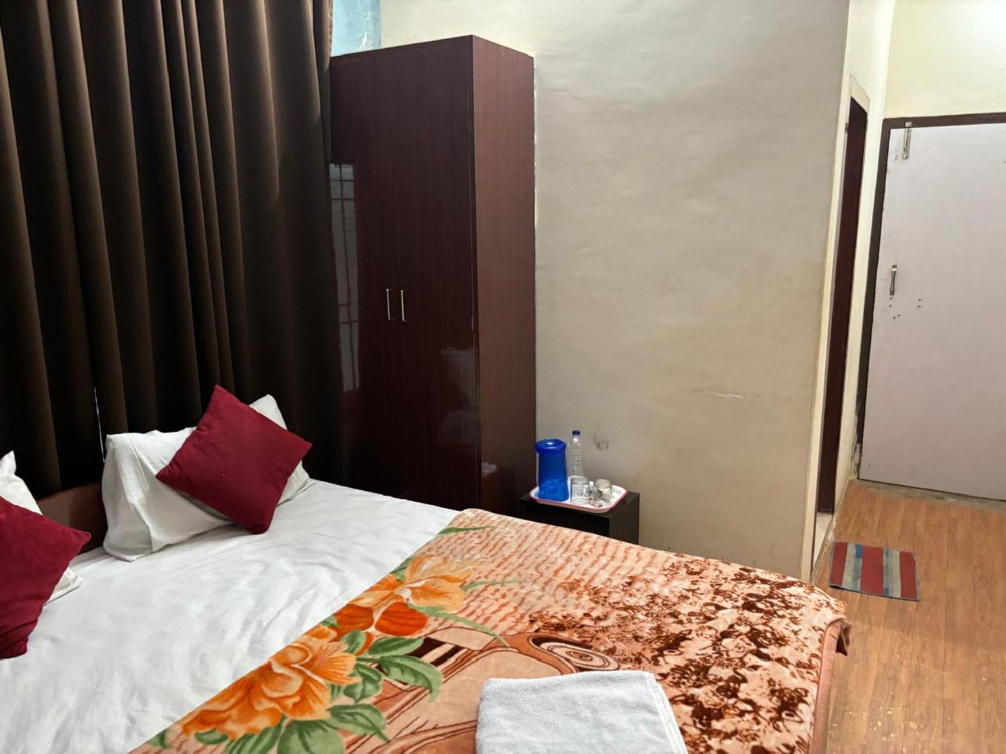 Goroomgo Varanasi Paradise Varanasi - Parking & Restaurant Available - Perfect Location And Comfortable Room ภายนอก รูปภาพ