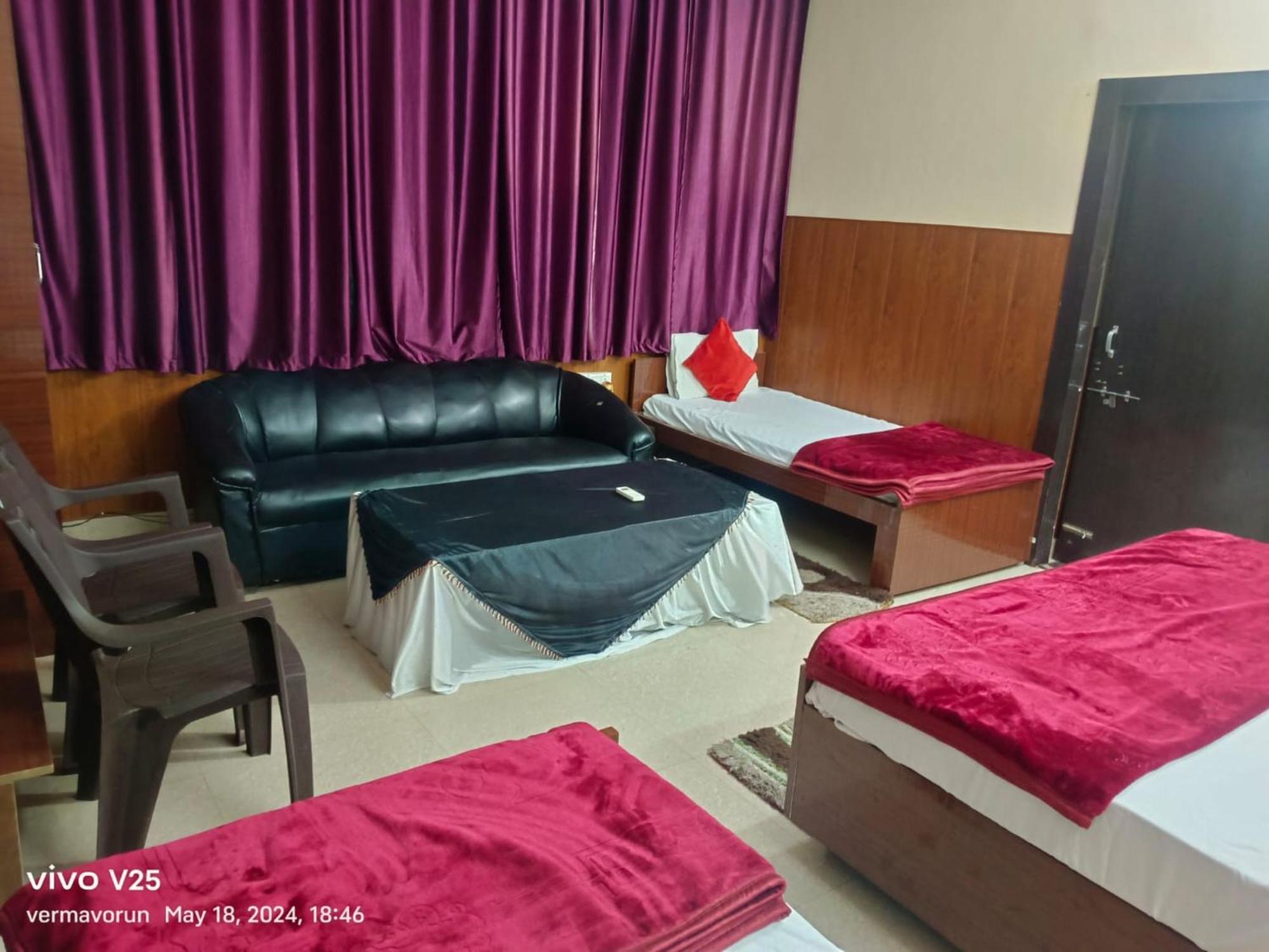 Goroomgo Varanasi Paradise Varanasi - Parking & Restaurant Available - Perfect Location And Comfortable Room ภายนอก รูปภาพ